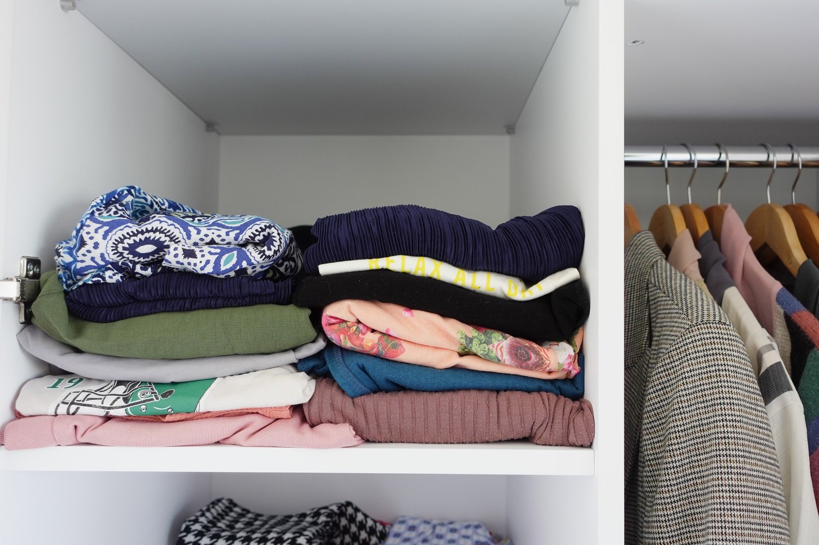 Ordentlich eingeräumter Kleiderschrank