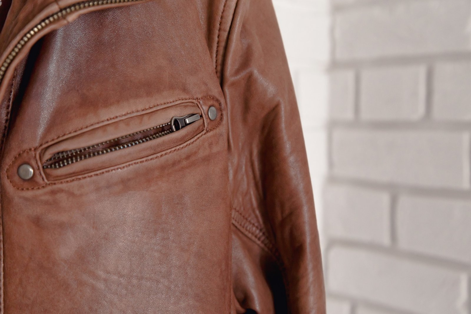 Lederjacke und Schuhe auf einer Oberfläche